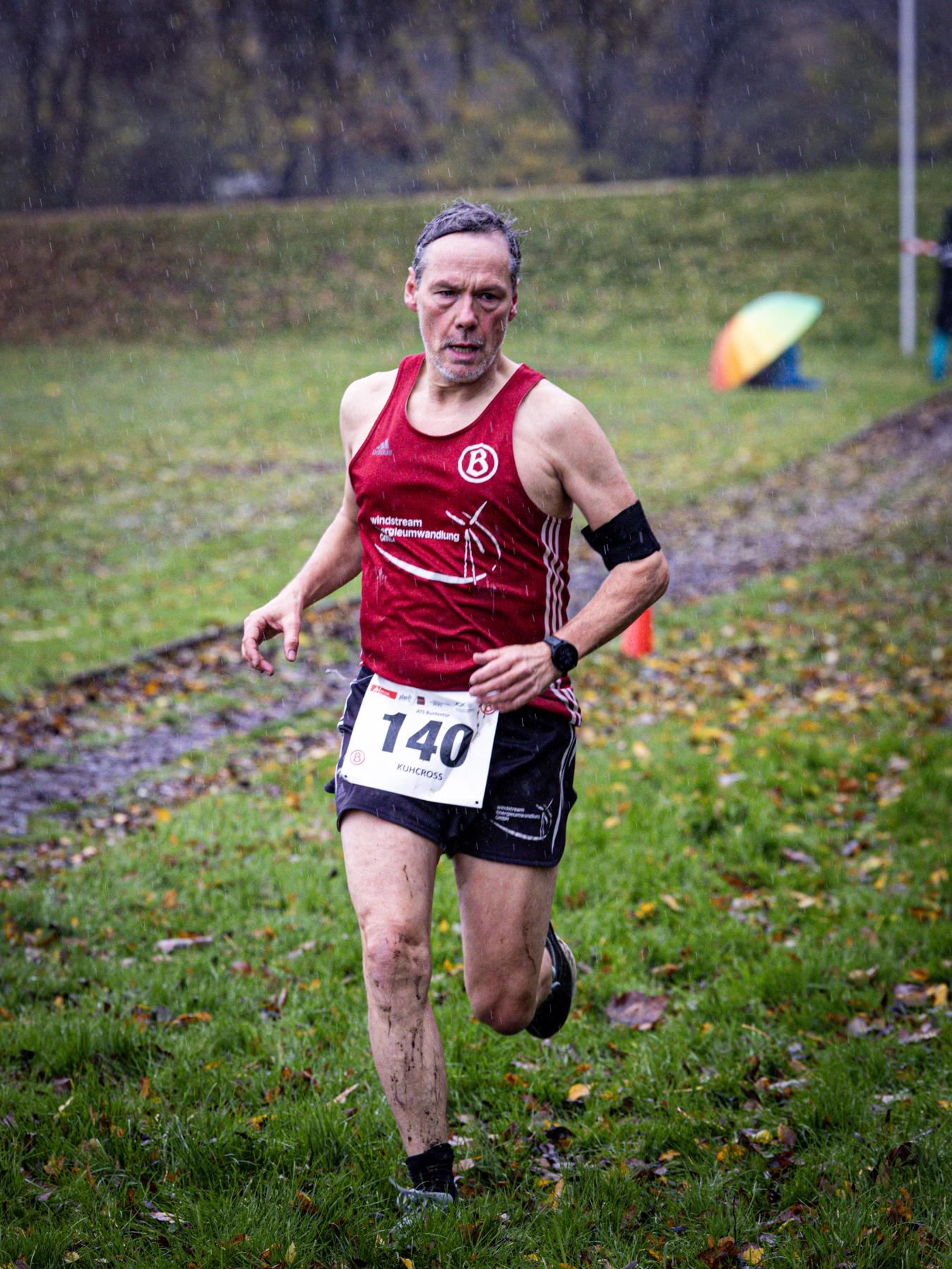 Läufer mit Startnummer 140 im Regen