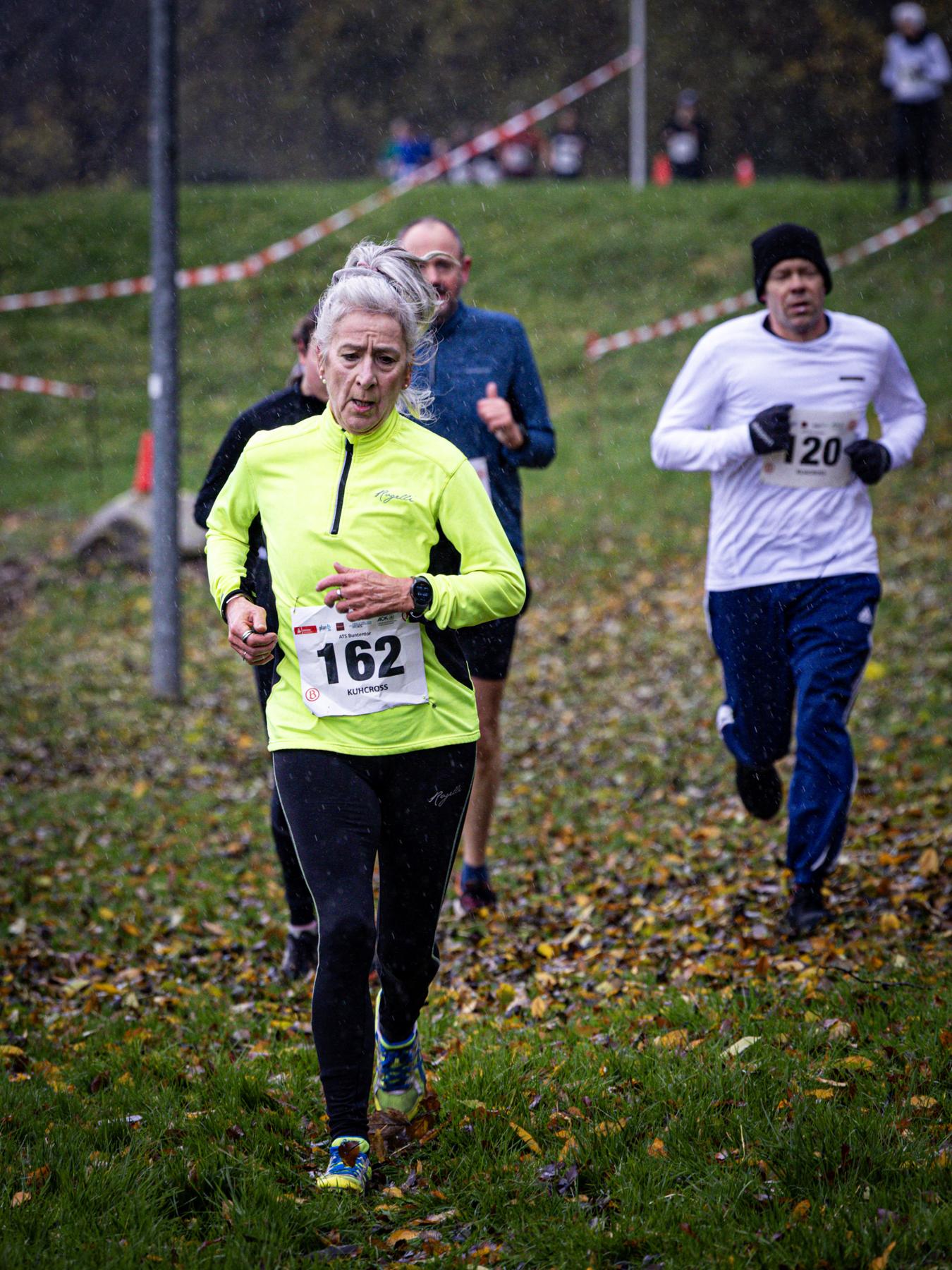 Läuferin mit Startnummer 162 auf der Laubpassage
