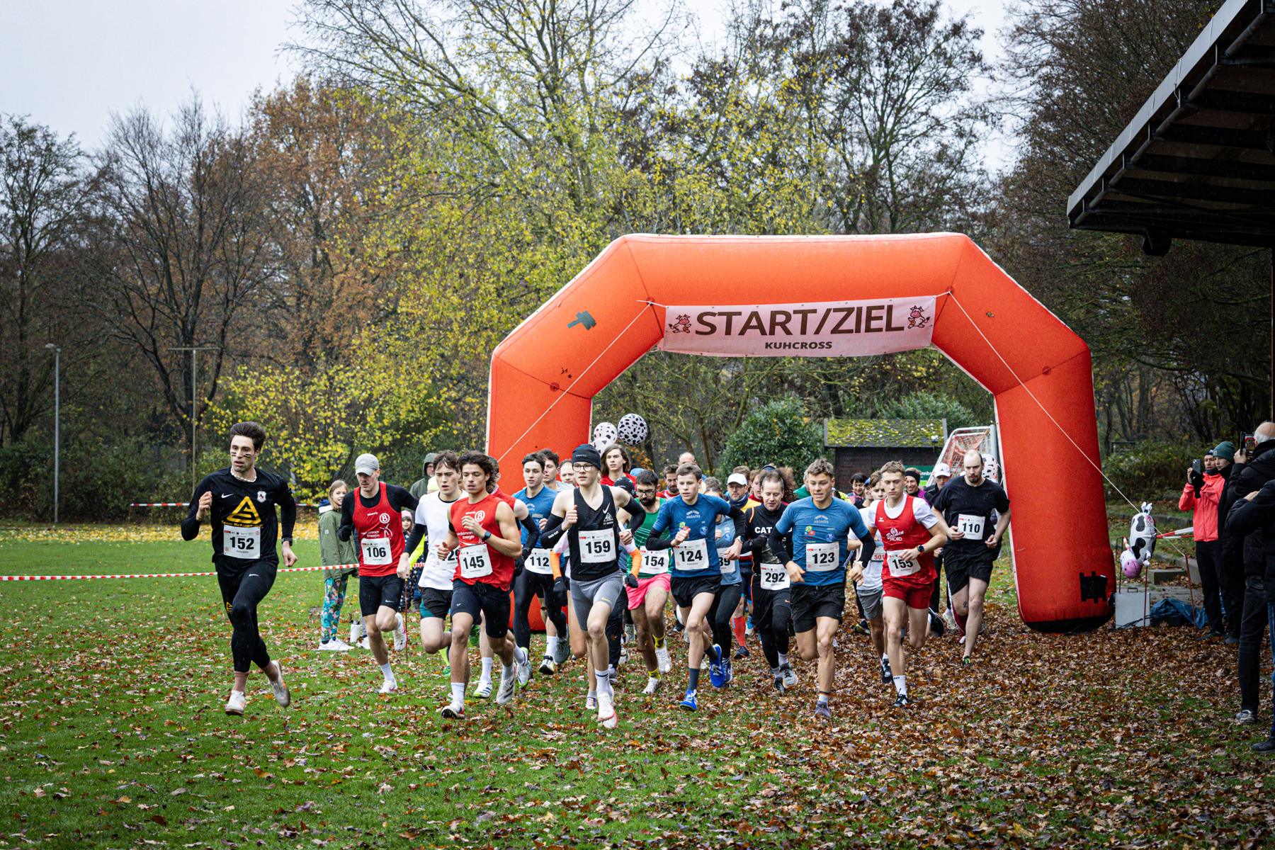 Start der Mittelstrecke unter dem orangefarbenen Start/Ziel-Bogen beim Kuhcross