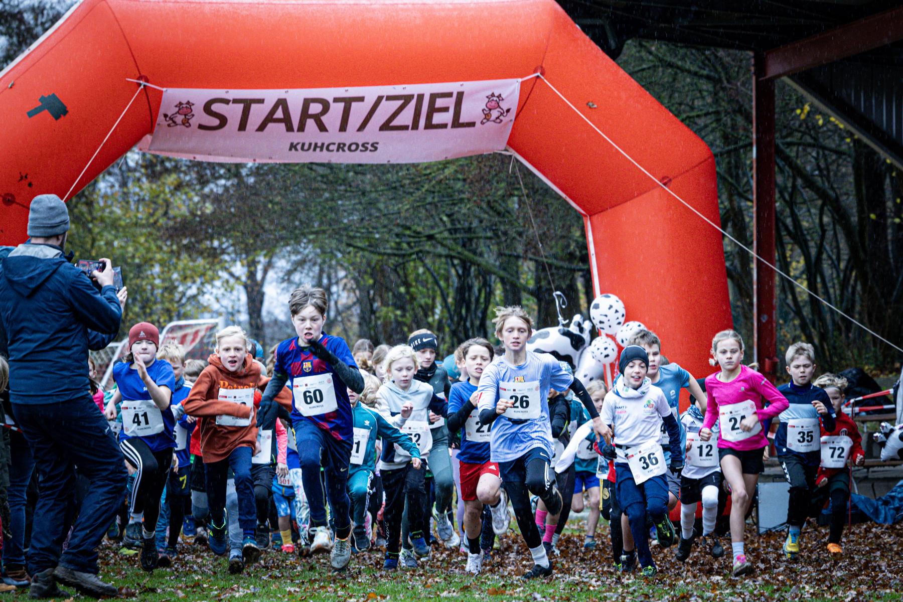 Start des Kinderlaufs unter dem Start/Ziel-Bogen